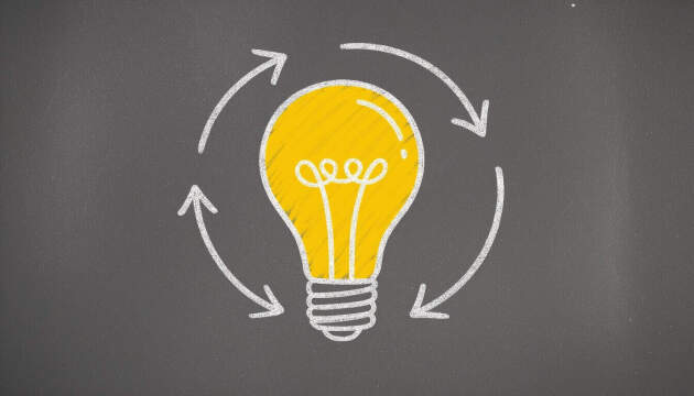 Der Lean Startup Ansatz bietet ein praktisches Framework für Innovation, das sich auf das schnelle Testen von Ideen und die Anpassung basierend auf Feedback konzentriert. Diese Methode hilft, Verschwendung zu reduzieren und kontinuierliche Verbesserung in verschiedenen Bereichen zu fördern, was sie für modernes Problemlösen und Strategieentwicklung unerlässlich macht.
